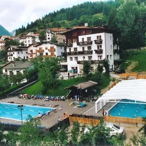 Hotel Sporting Club, Pelos